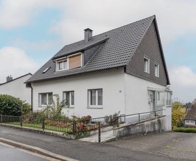 Mit Weitsicht über Homberge: Ein- bis Zweifamilienhaus mit Terrasse, Garagen und kleinem Garten!