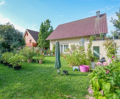 Familienparadies in ruhiger Lage
Großzügiges Ein- bis Zweifamilienhaus mit idyllischem Garten