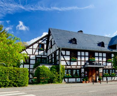 Romantikhotel „Alte Vogtei“
Historisches & geschichtsträchtiges Hotel- & Restaurant
im Herzen von Hamm (Sieg)!