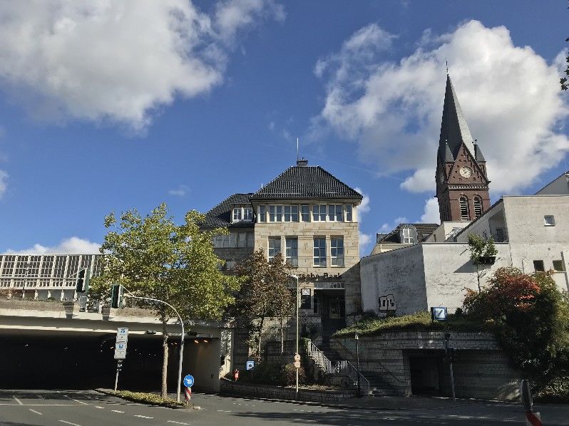 Direkt am Neheimer Marktplatz: Günstige Büroflächen in repräsentativem Gebäude!