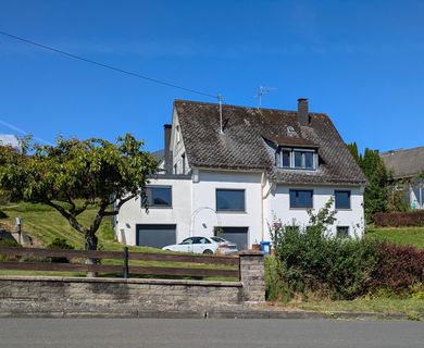 Geräumiges Zweifamilienhaus mit großem Garten – Ihr neues Zuhause mit viel Platz und Natur!