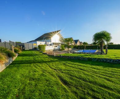 Modernes Traumhaus mit Pool, großem Garten und Top-Ausstattung in ruhiger Feldrandlage!