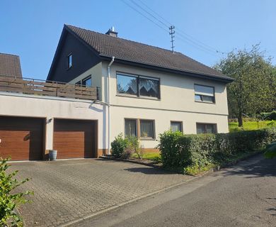 Einfamilienhaus mit Einliegerwohnung, Dachterrasse und Garten in ruhiger zentraler Lage!