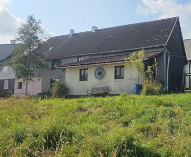 Charmantes, renovierungsbedürftiges Einfamilienhaus mit Scheune und unverbauter Aussicht!