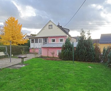 Einfamilienhaus mit Einliegerwohnung und großem Wiesengrundstück in dörflicher Lage bei Wallmerod!