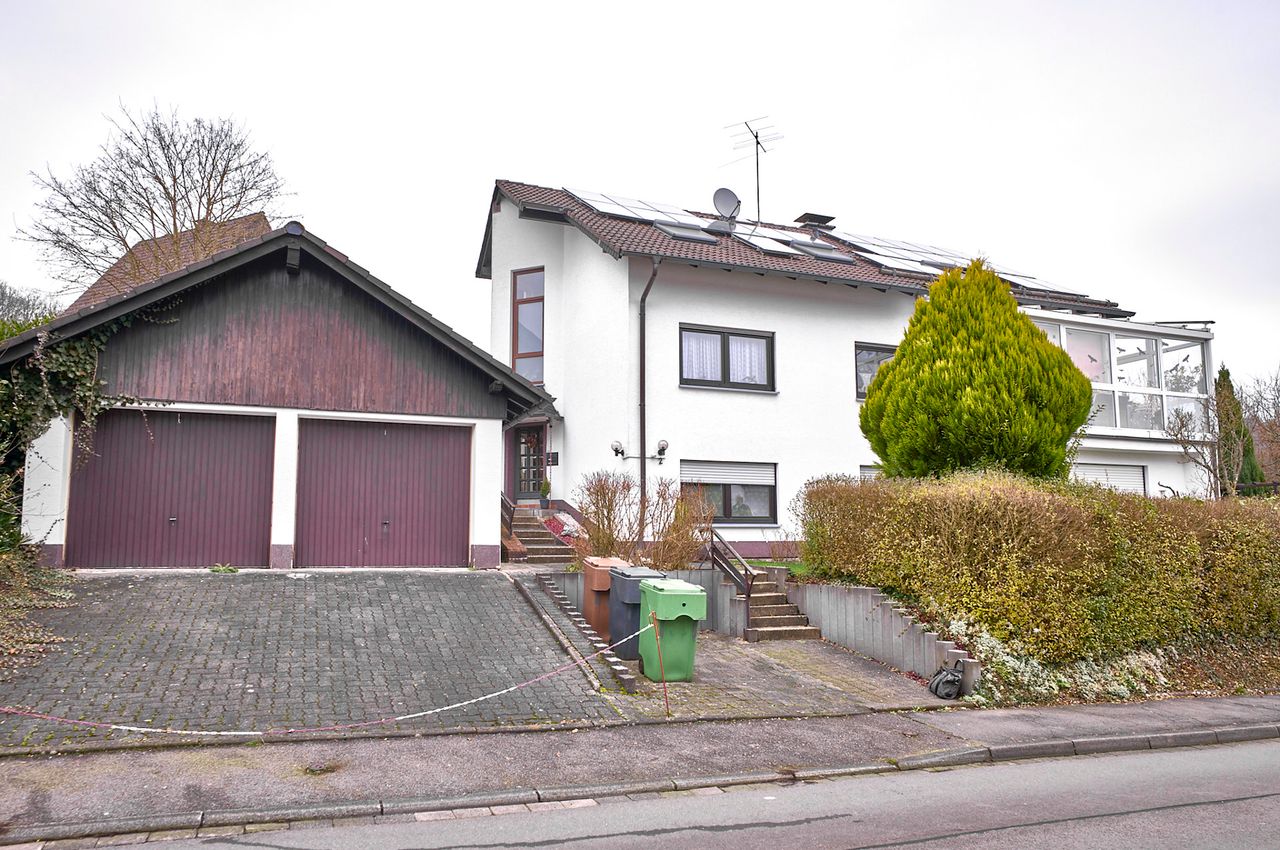 Einfamilienhaus mit Einliegerwohnung und Doppelgarage in Dieringhausen