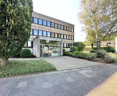 GEPFLEGTES BÜRO AN STARK FREQUENTIERTER STRASSE