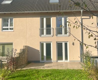 Gut geschnittenes Stadthaus mit Garten  und  Garage in familienfreundlicher Lage