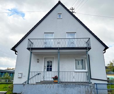 Renovierungsbedürftige Doppelhaushälfte mit Garage auf einem Erbpachtgrundstück in Hamm/Sieg!