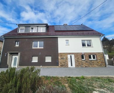 Hochwertig saniertes Zweifamilienhaus mit kleinem Apartment, Garten und Garage – !! 8 % Rendite !!