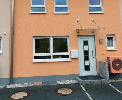 Gut geschnittenes Stadthaus mit Garten  und  Garage in familienfreundlicher Lage