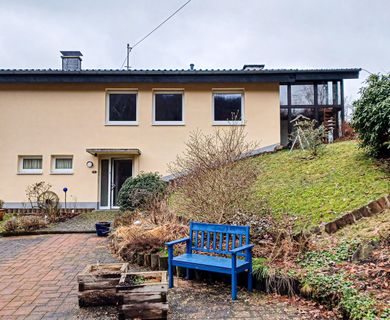 Umfassend modernisiertes Einfamilienhaus in hervorragender Aussichtslage mit großer Garage und tollem Garten!