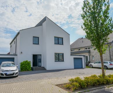 Erdgeschoss-Wohnung mit Garten und Garage