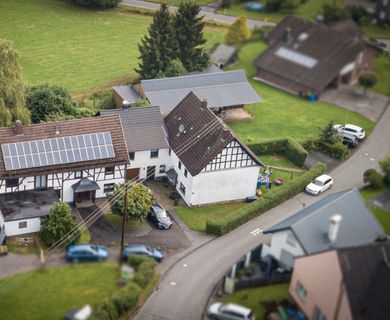 Attraktives Hofanwesen in charmantem Fachwerkstil mit 3 WE, PV-Anlage, 3 Pferdeboxen und Weideland!