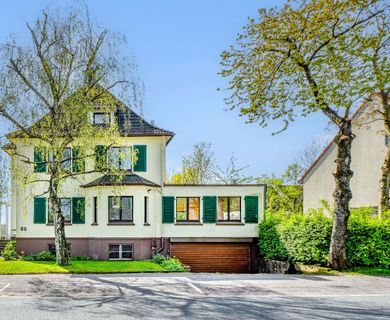 Freistehende Villa in Toplage mit Baugrundstück