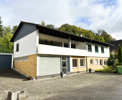 Solides Einfamilienhaus mit Einliegerwohnung in ruhiger Ortsrandlage von Reichshof!